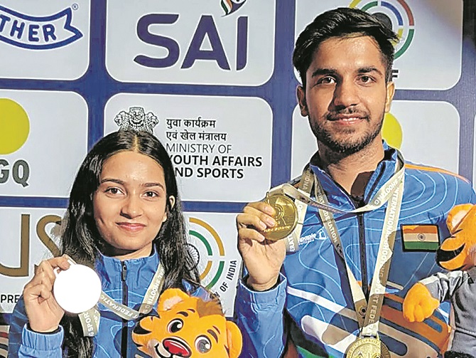 ఇషా-హిమాంశు జోడీకి పసిడి 