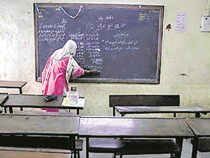 దేశవ్యాప్తంగా విద్యార్థుల్లేని పాఠశాలలు 8,000