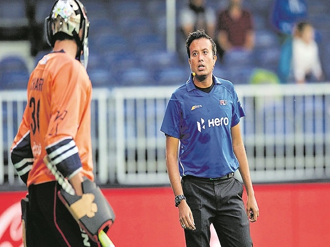 ఎఫ్‌ఐహెచ్‌ ఉత్తమ అంపైర్‌గా రఘు